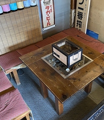 唯一のテーブル席。仲間と囲んで語らいながら肴嗜むのもまた一興。