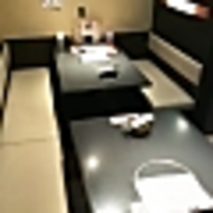 ゆったりとしたベンチシート席は豚利同士で最大8名様まで。広いテーブルは食べ放題でお皿がたくさん来ても安心して食べられるのでいいですね。