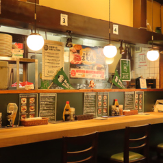お一人様でも気軽にご利用いただけるカウンター席をご用意。サクッとお食事をしたい時にも便利です。