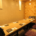 【掘りごたつ席：8名様～16名様までご宴会可能】ちょっとした宴会や集まりなどに、こちらのお席をご利用下さいませ。最大16名様までご利用いただけます。和モダンでシックなくつろぎ空間となっておりますので大人な雰囲気を味わえます。落ち着いた大人の雰囲気の個室で大切なひとときをゆっくりとお過ごしくださいませ。