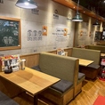 会話が弾むにぎやかな店内。話好きの店員ばかりなので、あちこちで笑い絶えない店内。店員とお客様、そして隣り合わせたお客様同士など店内一体になった雰囲気が、常連さんが気に入っていただいているポイント。