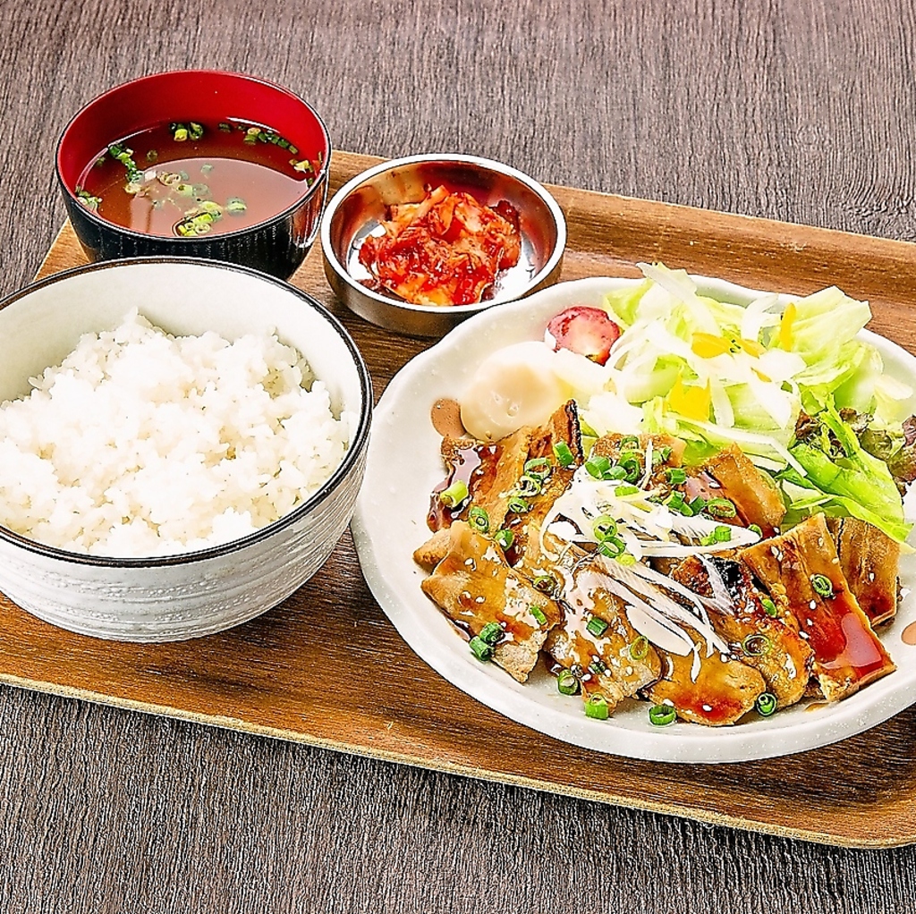 ランチ利用も大歓迎!!11時から元気に営業中♪居酒屋だけど定食もご用意しております◎