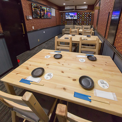 【2F：4名様×3】4名様用テーブル席がございます。ご友人やご家族とのお食事にぴったり◎素敵なひとときをお過ごしください。