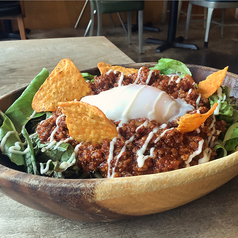 とろけるチーズと半熟卵のタコライスの写真