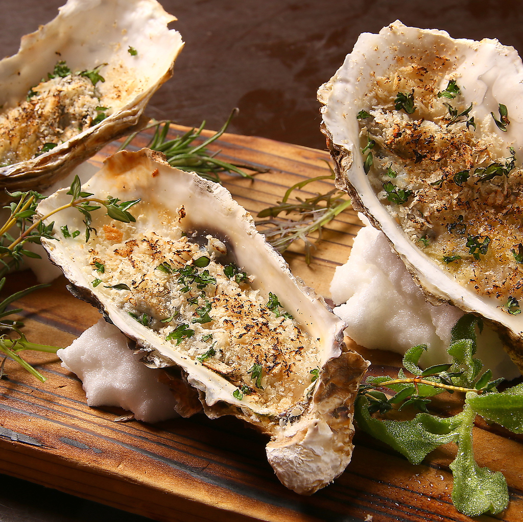 広島県産の大粒牡蠣を殻ごと焼き上げ旨味を閉じ込めた牡蠣の香草バター焼き1個299円（税抜）♪