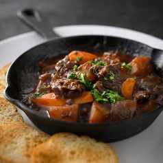 牛すじ肉じゃが赤ワイン煮込みバケット添え