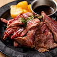 牛の希少部位であるサガリの塊肉を丁寧に焼き上げました！ジューシーな味わいをお楽しみください！