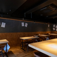 広々としたテーブル席は、宴会や女子会、ママ会など各種宴会に最適です。席を連結することで大人数にも対応可能です。落ち着いた雰囲気の店内は、賑わいながらもゆったりと会話を楽しめます。お得な飲み放題付きコースと合わせて、楽しいひとときをお過ごしください。