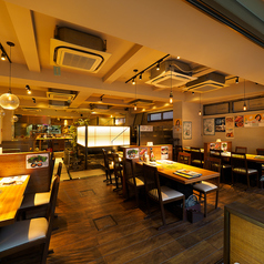 換気設備も万全な清潔感あふれる店内。匂いを気にせず、おしゃれな空間で絶品焼き肉を楽しめます。