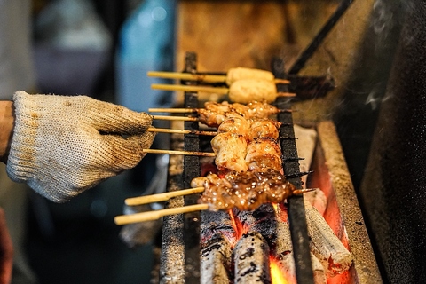 炭火焼鳥と熱々もんじゃを一度に楽しめる、気軽に集える鉄板居酒屋
