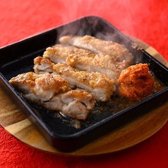 カリカリ鶏もも焼き-ニンニクと唐辛子のハリッサソース添え-