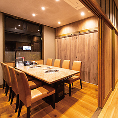 通常のテーブル席は、カジュアルな食事からビジネスシーンまで幅広くご利用いただけます。清潔感があり、快適にお食事をしていただける空間です。友人や職場の仲間とのお食事にどうぞ。