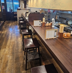 カウンター席ご用意しております。お一人様でも気軽にご来店可能