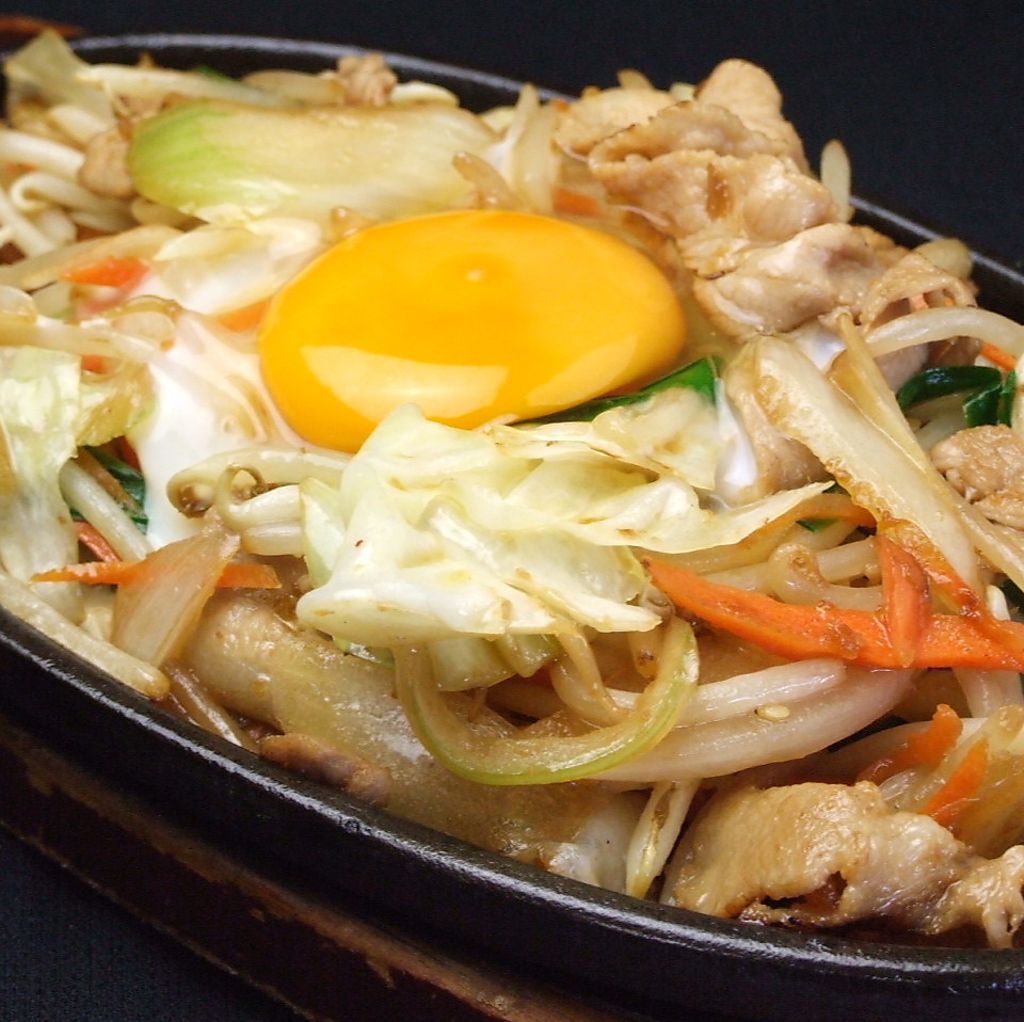 豚肉と野菜のジュージュー焼。熱々の鉄板の上でお肉とたっぷり野菜と玉子を絡めて頂きます!!