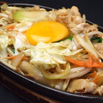 豚肉と野菜のジュージュー焼。熱々の鉄板の上でお肉とたっぷり野菜と玉子を絡めて頂きます!!