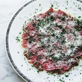 料理メニュー写真&nbsp;お肉の小皿　広島牛コウネの炙りカルパッチョ