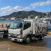 全店一括で大量に買い付け◇糸島や玄界灘で水揚げされた新鮮な魚介を、自社活魚車で店舗まで直接運搬。生きたまま届けることで鮮度を最大限に保った状態でご提供しております。店内の生簀では、旬魚や活イカをお楽しみいただけます。直接大量に買い付けだからできるこの価格・飲み放題時間無制限イカ付きコース5000円から◇