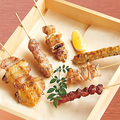 料理メニュー写真 鶏串焼き盛り合わせ　[塩またはタレ] 6本