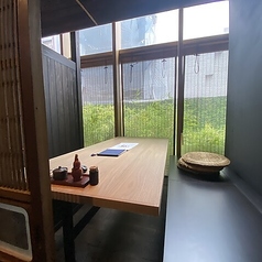 昼間は風情のある個室に変化。
