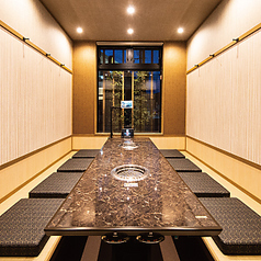 プライベートな時間を過ごしたいカップルやご夫婦に最適な2名様用の個室がございます。記念日やデートなど、特別な日のお食事に周りを気にせずゆったりとお過ごしいただけます。