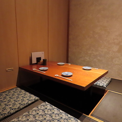 4名様用の掘りごたつ席の個室をご用意しております。周りを気にすることなくおくつろぎいただけます。