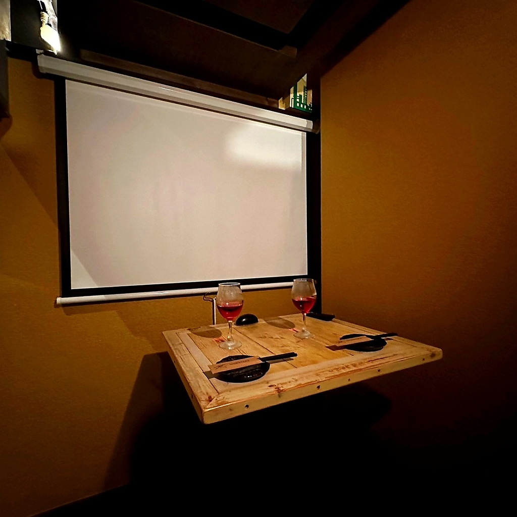 デートにぴったりなこちらの個室はプロジェクターでネットフリックスやYouTubeが見れちゃいます！