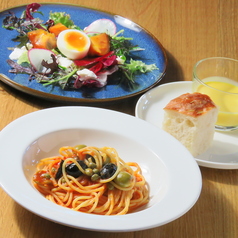 ランチメニュー（季節の前菜（サラダ/スープ/パン）とパスタ）の写真