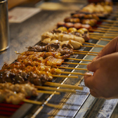 テーブル席を中心とし、会社の宴会や歓迎会、送別会などの団体利用にも最適です。店内は和を基調とした落ち着いた雰囲気で、プライベートな飲み会や女子会、デートなど、さまざまなシーンに対応可能です。駅から徒歩約2分というアクセスの良さも魅力の一つです。【長崎 思案橋 飲み放題 国産 焼鳥 焼き鳥 牛タン つくね】