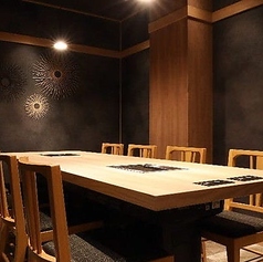 【個室｜5～10名様まで】宴会個室もご用意可能です。2階フロアにある個室を組み合わせれば、最大10名様でご利用いただける広々個室に早変わり。ご家族でのお食事やチームの飲み会、合コンなど、幅広いシーンでご活用ください。