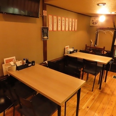 こじんまりとした雰囲気のテーブル席です