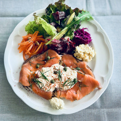 スモークサーモンと酒粕タルタルのオープンサンド