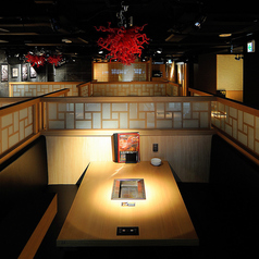 テーブル席には仕切りがあるので周りを気にせず、ゆっくりお過ごしいただけます！接待～デートまで幅広くご利用いただけます！土古里自慢の肉寿司や牛タンなどのアラカルト料理や、食べ放題コース・飲み放題コースなどコースも豊富にご用意しております！