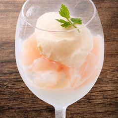 チーズのムースと果実のソース