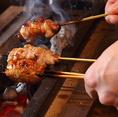 当店の焼き鳥は、厳選した新鮮な鶏肉を使用し、一本一本丁寧に炭火で焼き上げています。外は香ばしく中はジューシーな焼き加減で、素材の旨みを最大限に引き出しました。タレは自家製の秘伝ダレで、塩焼きとの絶妙なバランスが自慢です。ビールや日本酒との相性も抜群で、何本でも食べたくなる味わいをぜひお楽しみください