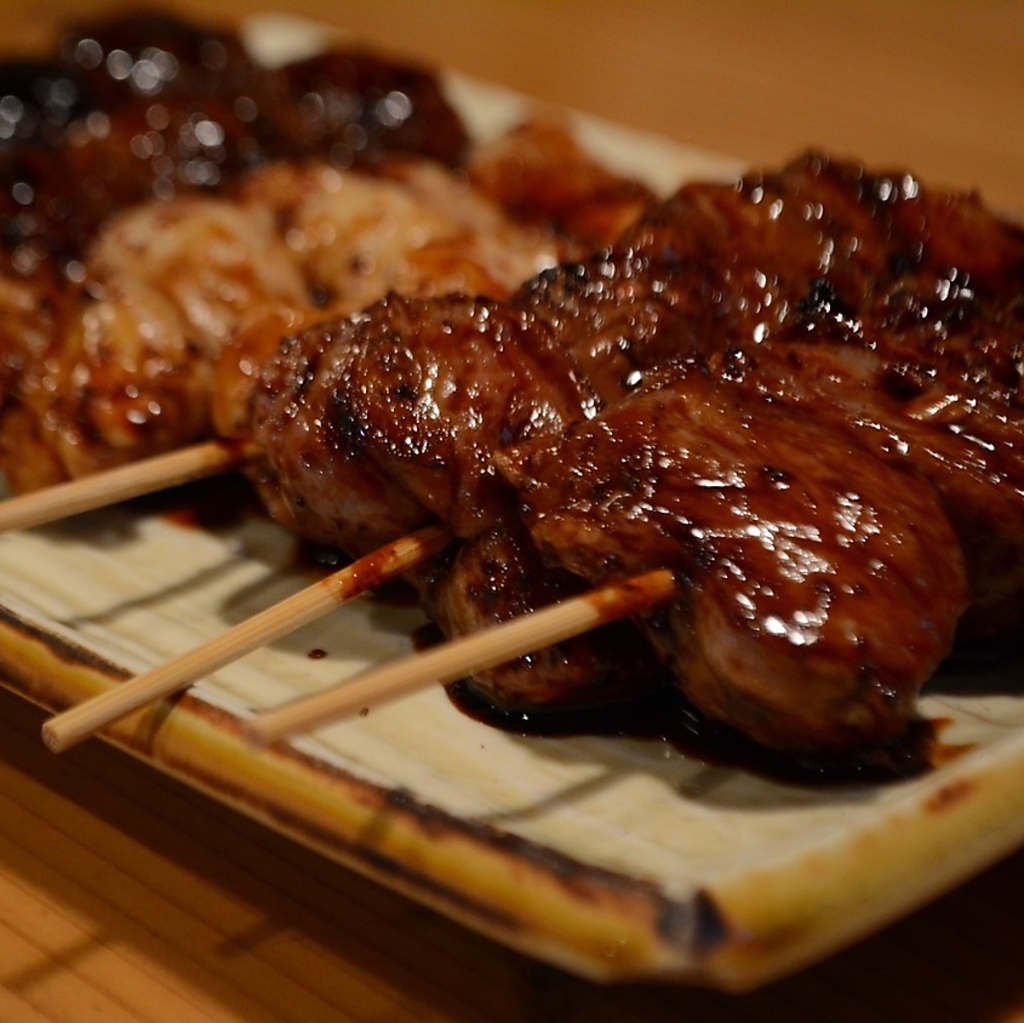 炭火の香りが食欲をそそる焼き鳥は、タレも塩も絶品！お好みの一杯と合わせて存分にご堪能ください。