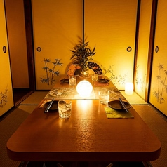 ◆テーブル個室席◆扉付個室席を豊富にご用意！落ち着いた雰囲気の店内は完全個室を多数ご用意!!2名様～最大100名様まで大小様々なタイプの完全個室をご用意しております♪ゆったりとした個室空間は、木の温もりと灯りに包まれた完全にプライベートな空間!!