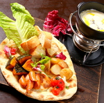 ピザ生地をそのまま千切って具材と食べるオリジナルチーズフォンデュは1人前899円（税抜）！