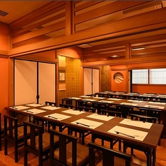 接待・会食にぴったりな10名様用のお部屋からご用意。お部屋を広げ、30名様、40名様、4つのお部屋すべてをあわせ、最大40名様でフロア貸切が可能です。会社の懇親会、決起パーティーなどの大人数のご宴会もお気軽にお問い合わせください。