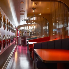 アメリカンダイナーのポップで明るい雰囲気と近未来のデザインが融合したBOX席です。※4名様でご利用の場合、お席が手狭になる可能性がございます。