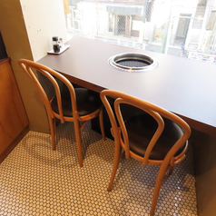 2名様用のテーブルを1席ご用意しています。落ち着いた雰囲気の中で、大切な人との素敵な時間をお過ごしいただけます。おいしい料理を楽しみながら、心に残るひとときをぜひご堪能ください。