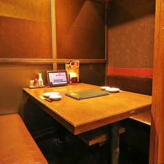 広々ソファー席で寛げる。少人数様からご予約承っております。気軽なお食事にはこちらのお席が人気です。北海道の美食でついついお酒も進みます。幹事様も嬉しい特典がたくさんご用意。コースには嬉しい飲み放題付き！食べ飲み放題コースもご用意。【目黒で個室のあるお店をお探しなら北海道へ】