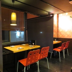 ロールスクリーンで仕切った半個室を多数ご用意☆人数によって調整可能◎