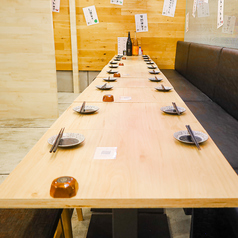 三宮駅徒歩1分、和の趣き溢れる店内は大人の為の落ち着いた雰囲気となっております。2名様~75名様までご利用可能な個室席は三宮駅での接待や女子会、合コンなど各種宴会に最適なプライベート個室空間♪※お写真は系列店になります。