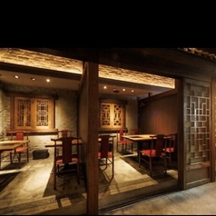 個室もご準備しております。気心知れたご友人とのお食事や、大事な会社の接待、デートや大切な人との記念日のお祝いなど、プライベート感を大事にできる空間をご提供します。周りを気にすることなく、楽しいひとときをお過ごしください◎人気のお部屋ですので、週末のご予約は早目がおすすめです！お問い合わせもお気軽に◎