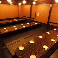 【掘りごたつ個室/2~80名様】大人数の大宴会にも対応可能なくつろげる和空間。完全個室で、靴を脱いでゆったりと足を伸ばせる人気の掘りごたつ席です!少人数でのサークル飲みや女子会はもちろん、仕切りを外せば大人数でのご宴会にも対応できます。お席での喫煙も可能なので、愛煙家の方が多いお集まりでも◎