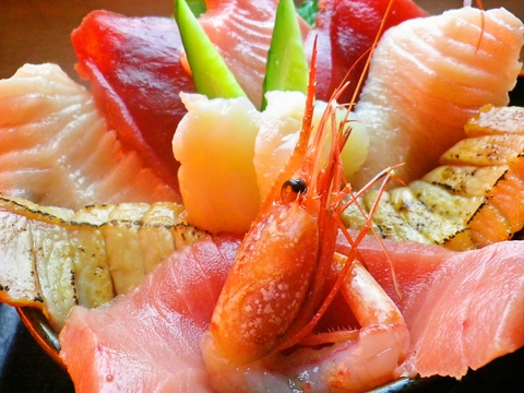 地元焼津港直送の新鮮な魚介類をふんだんに使用した料理を、リーズナブルな価格で。