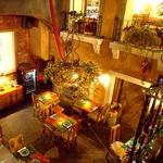 地下へと続く長い階段を通り、重い扉を開けると、まさにそこは別世界。