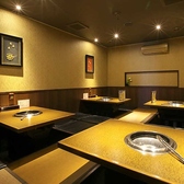 掘りごたつの完全個室は、プライベート感を大切にした空間です!最大16名様まで対応可能で、友人や家族との特別なひとときをお楽しみいただけます◎壁と扉で仕切られているため、周りを気にせずリラックスした時間を過ごせます♪大切な宴会や記念日にもぴったりの場所です!