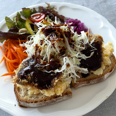 味噌カツオープンサンド