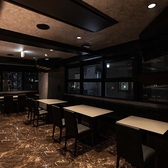 非日常的空間から家飲み感覚のゆったりくつろげるリラックス空間まで…当店の1名様から最大80名様までご対応。みんなでスポーツ観戦やビデオ視聴が出来ます。